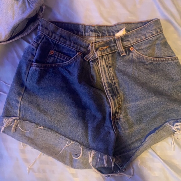 Size 8 vintage Levi shorts - Picture 2 of 3